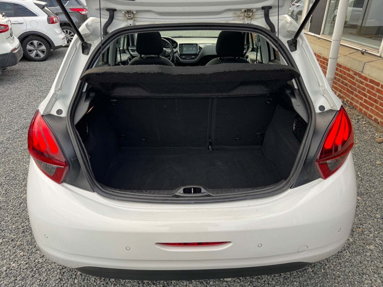 Hvid Peugeot 208 fra 2017