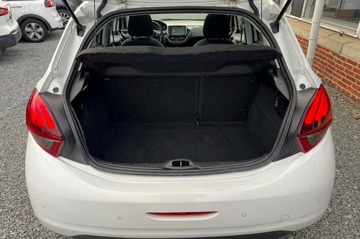 Hvid Peugeot 208 fra 2017
