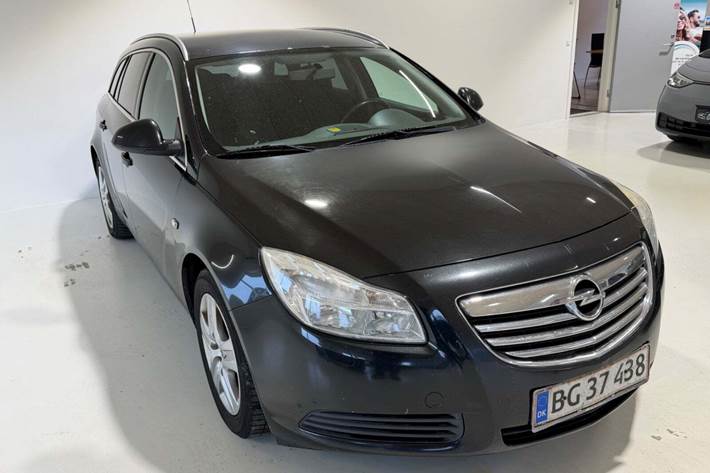 Grå Opel Insignia fra 2010
