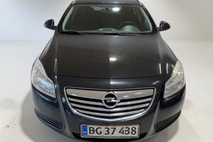 Grå Opel Insignia fra 2010