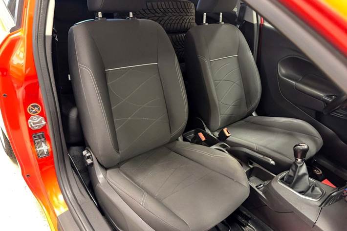 Rød Ford Fiesta fra 2013