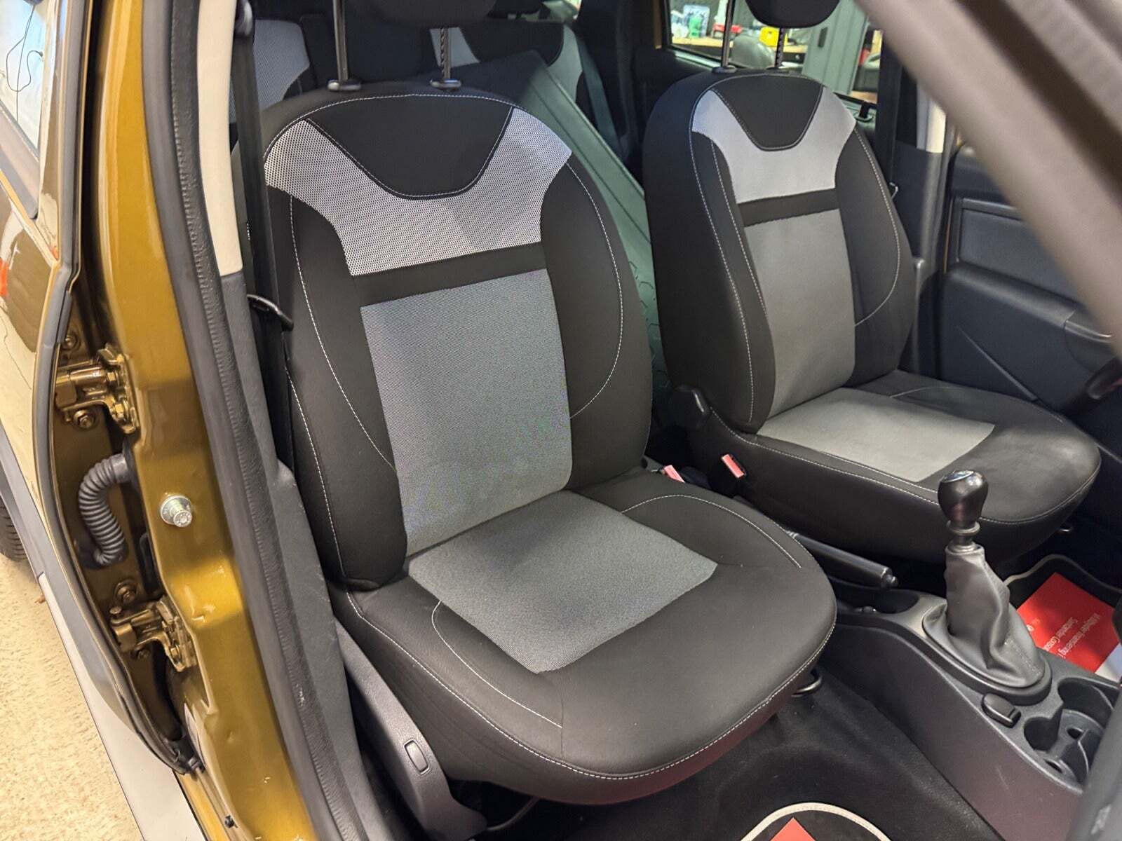 Gul Dacia Duster fra 2016