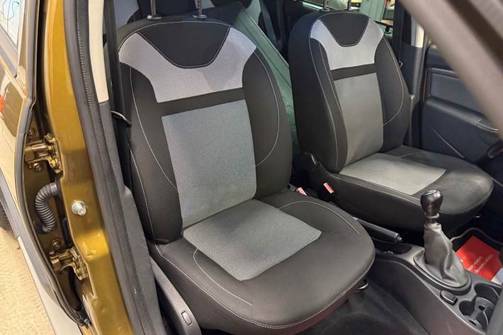 Gul Dacia Duster fra 2016