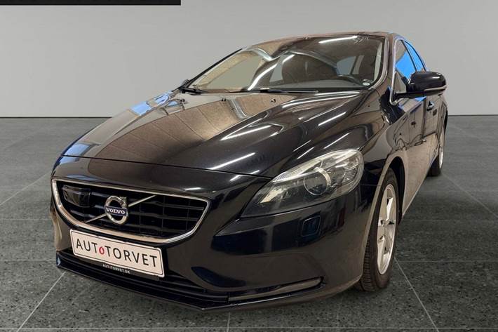 Sort Volvo V40 fra 2015 set udefra