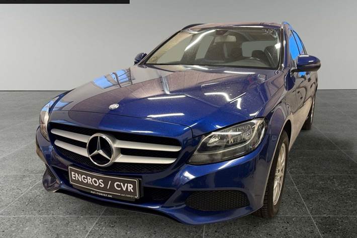Blå Mercedes C200 d fra 2017 set udefra