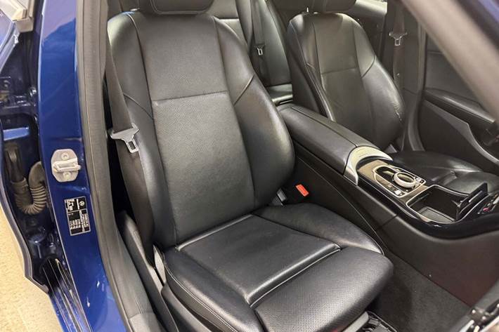 Blå Mercedes C200 d fra 2017