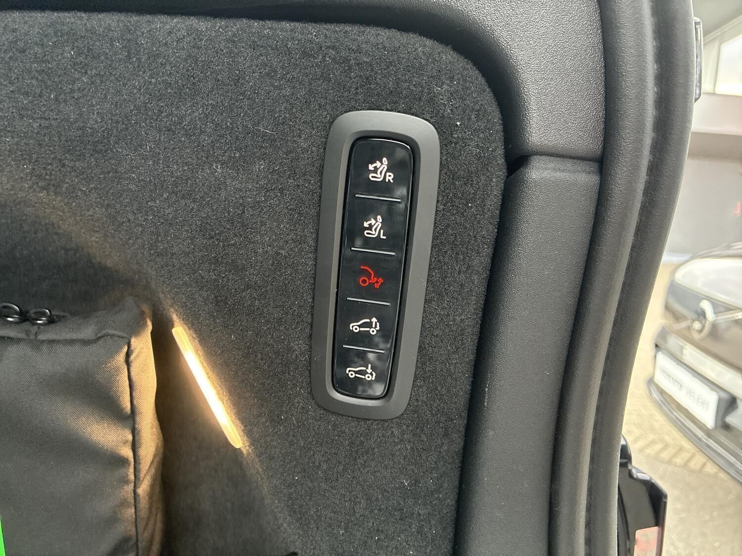 Hvid Volvo EX90 fra 2025