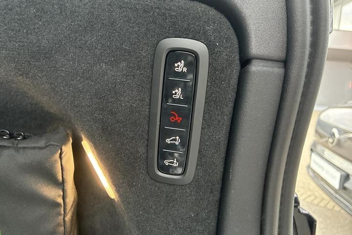 Hvid Volvo EX90 fra 2025
