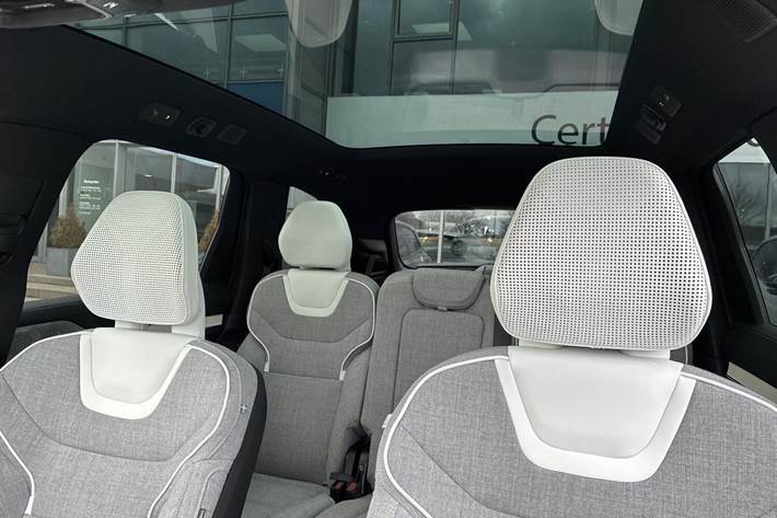 Hvid Volvo EX90 fra 2025