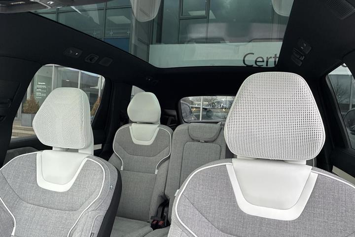 Hvid Volvo EX90 fra 2025