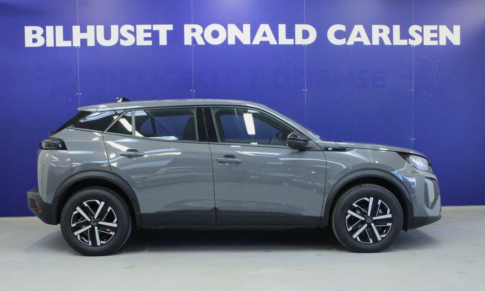 Grå Peugeot e-2008 fra 2024