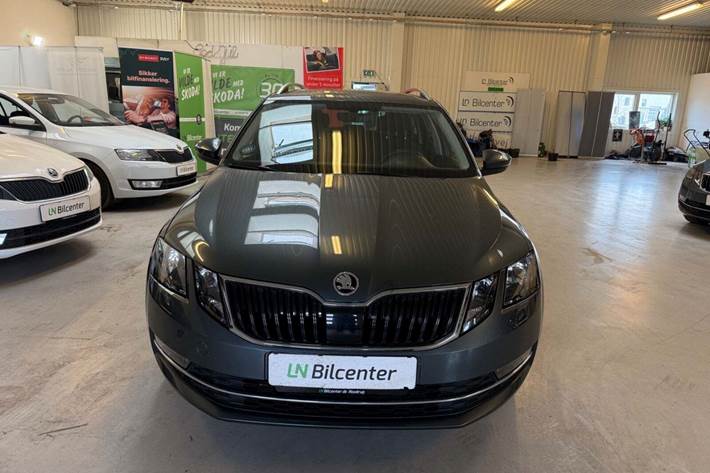Grå Skoda Octavia fra 2020