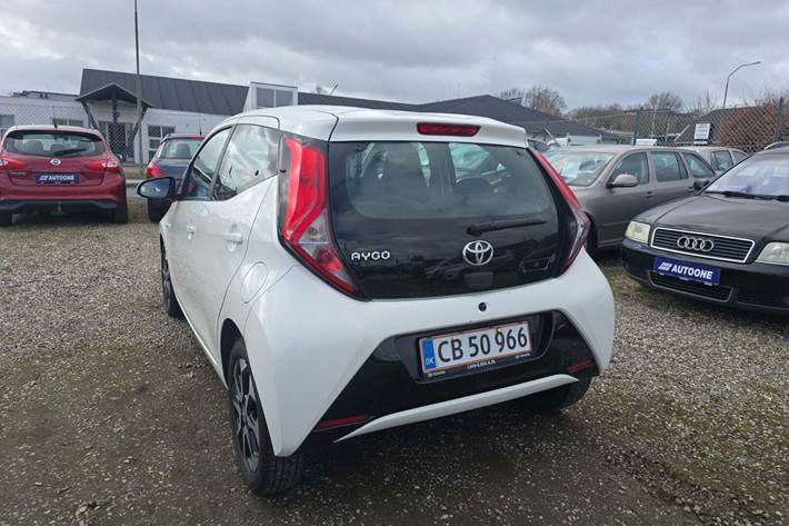 Hvid Toyota Aygo fra 2018