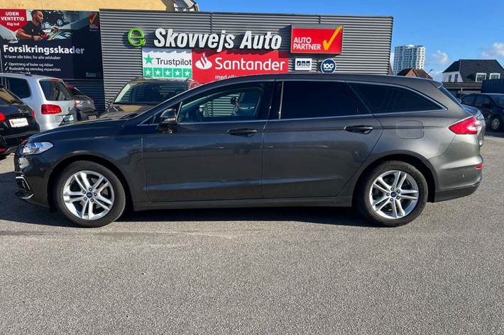 Grå Ford Mondeo fra 2019
