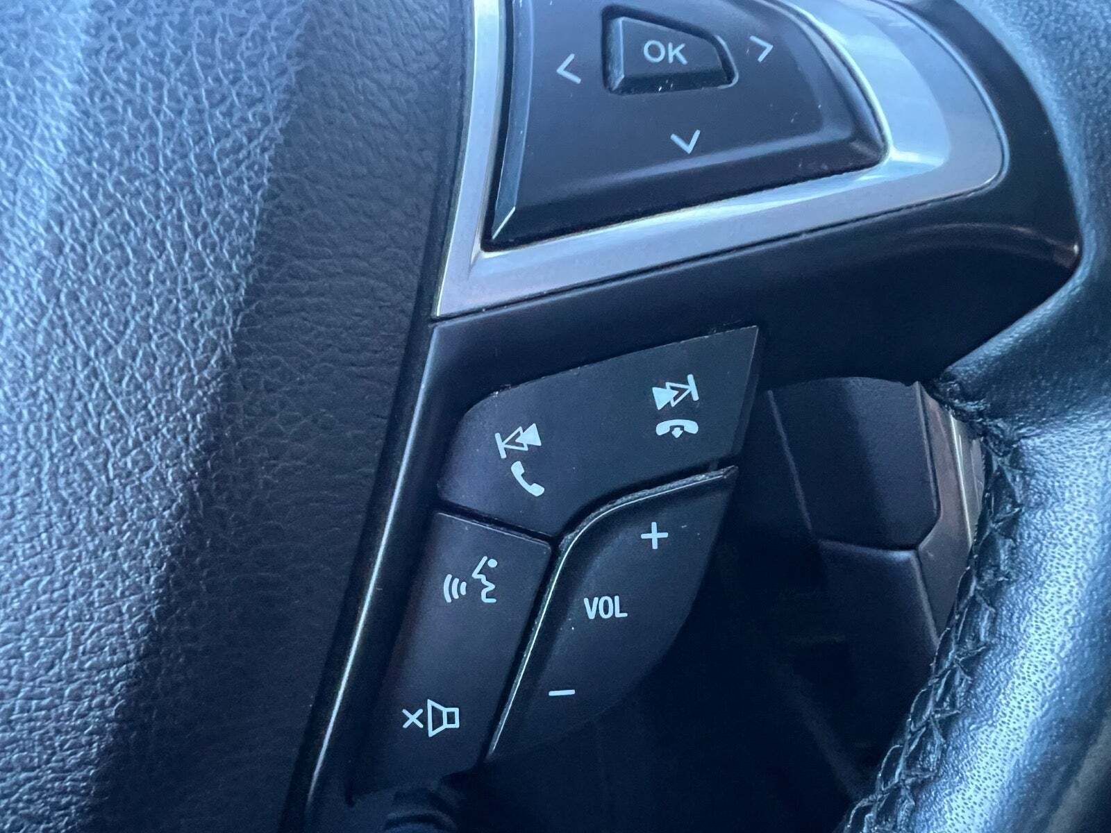 Grå Ford Mondeo fra 2019