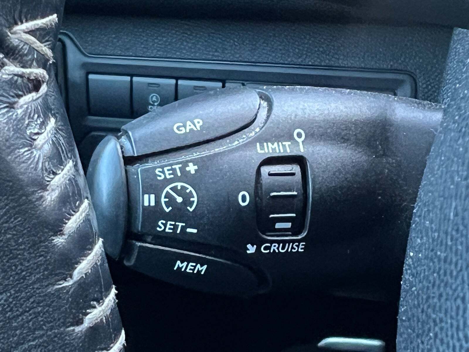 Grå Peugeot 308 fra 2020