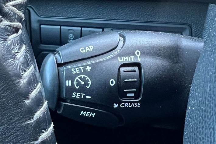 Grå Peugeot 308 fra 2020