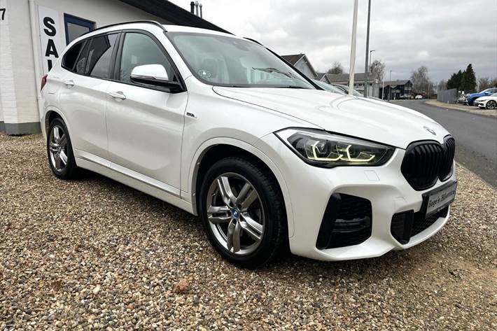 Hvid BMW X1 fra 2022 set udefra