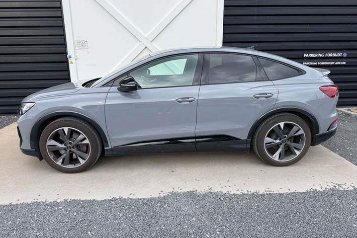 Grå Audi Q4 e-tron fra 2022