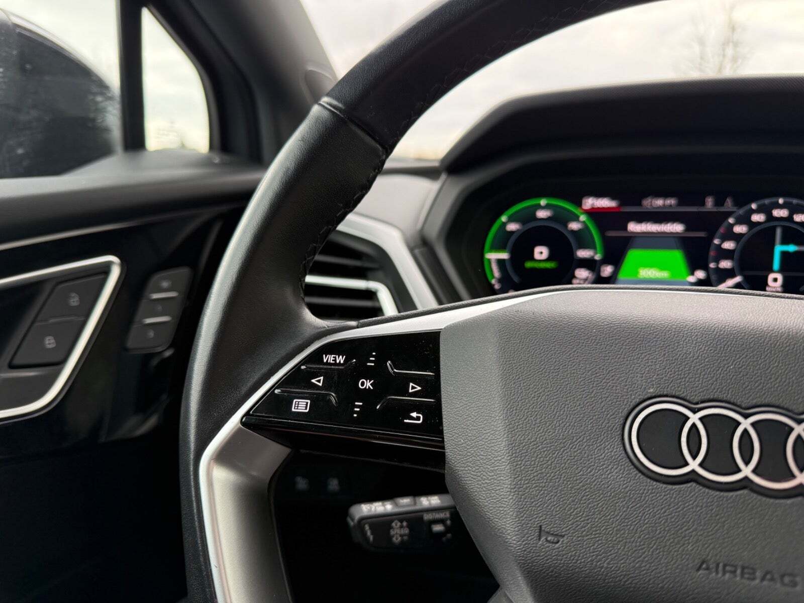 Grå Audi Q4 e-tron fra 2022