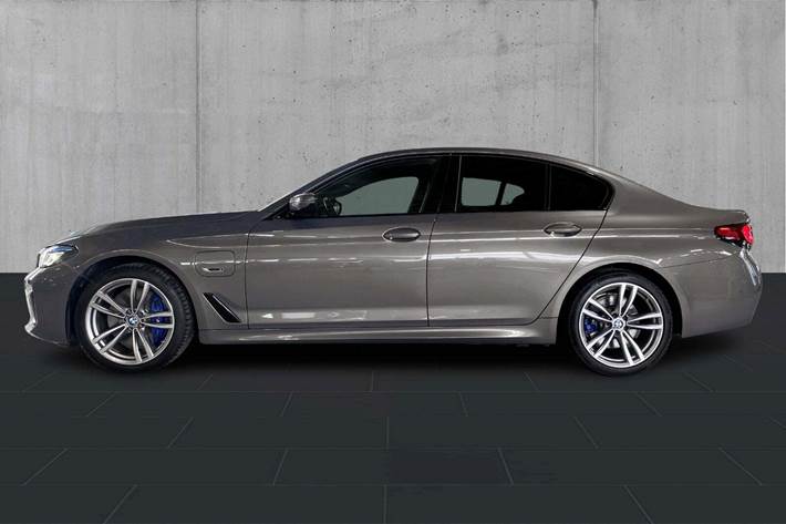 Grå BMW 545e fra 2022
