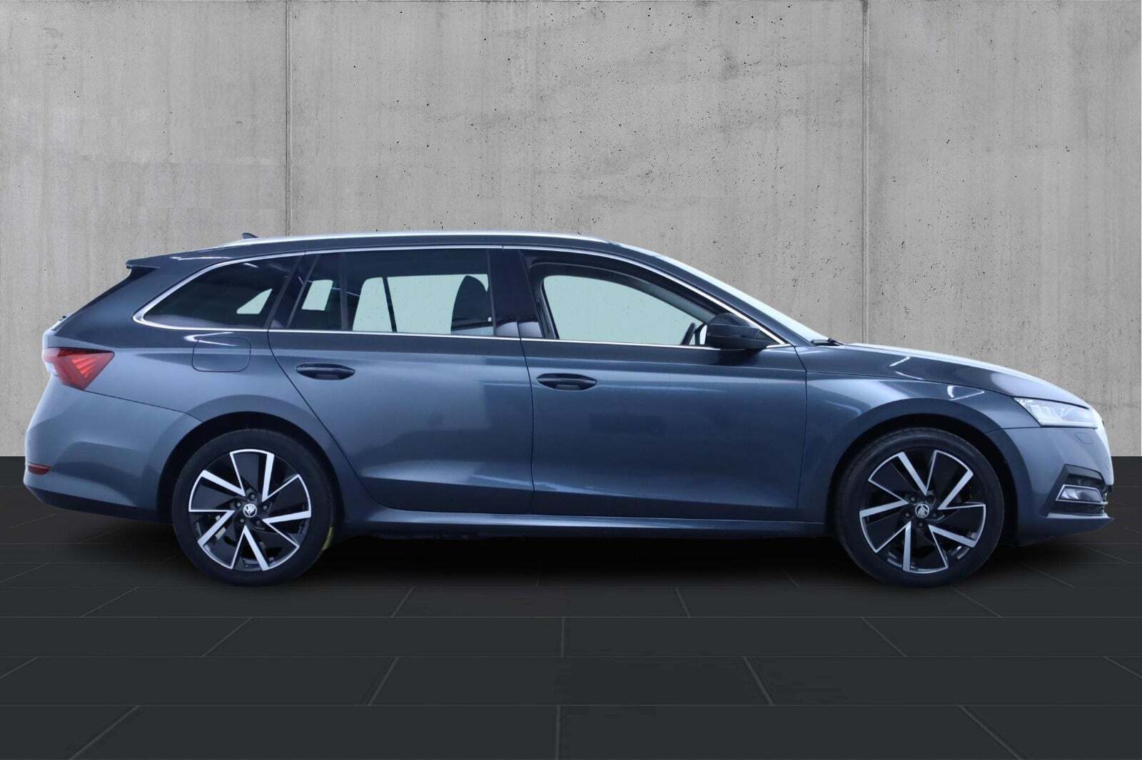 Grå Skoda Octavia fra 2021