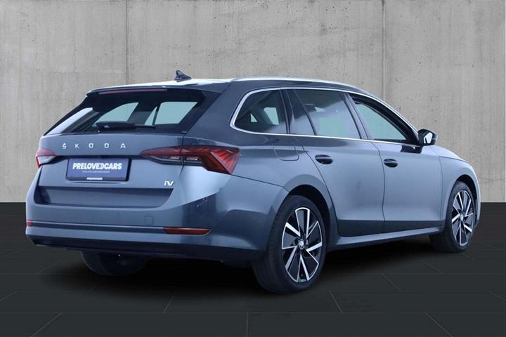 Grå Skoda Octavia fra 2021