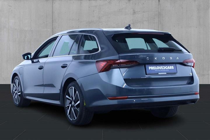 Grå Skoda Octavia fra 2021