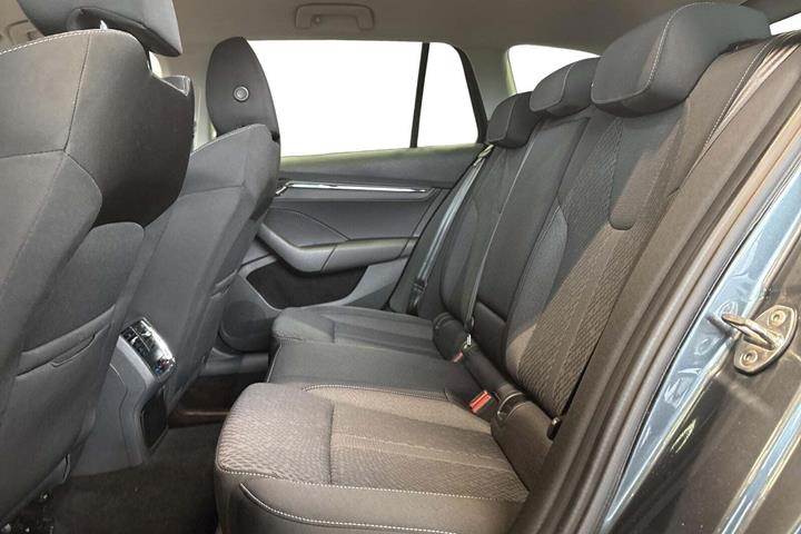 Grå Skoda Octavia fra 2021