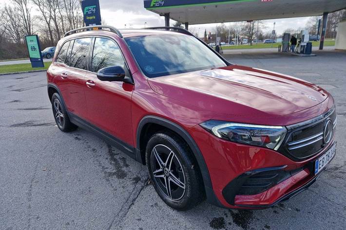 Rød Mercedes EQB300 fra 2022 set udefra