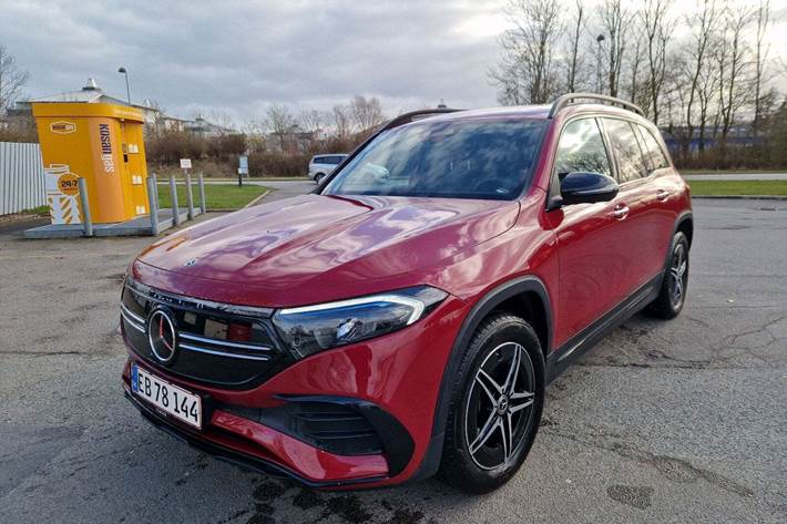 Rød Mercedes EQB300 fra 2022
