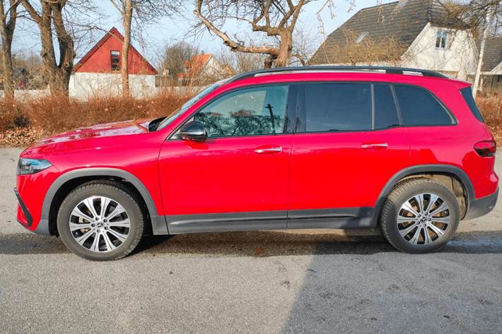 Rød Mercedes EQB300 fra 2022