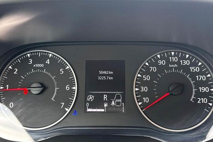 Grå Dacia Duster fra 2023