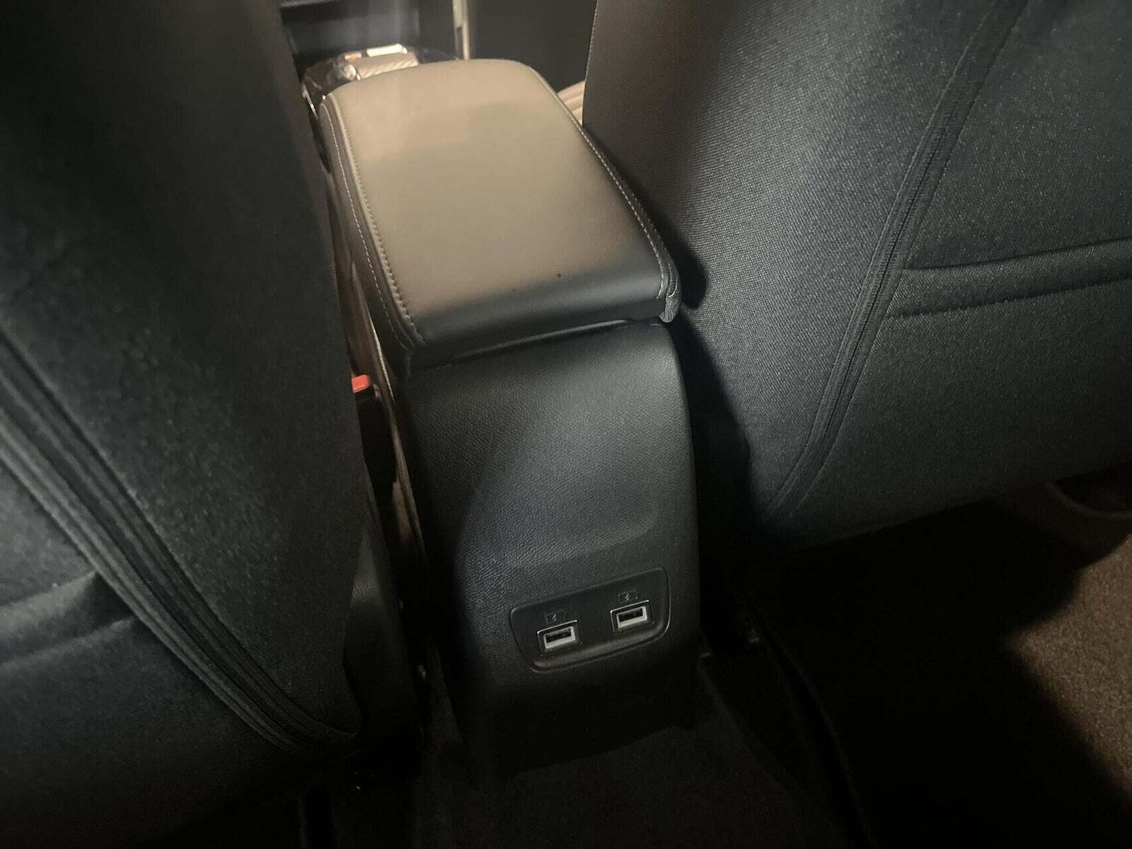 Sølv Peugeot e-208 fra 2022