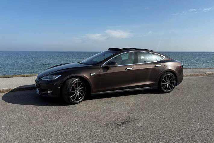 Brun Tesla Model S fra 2015