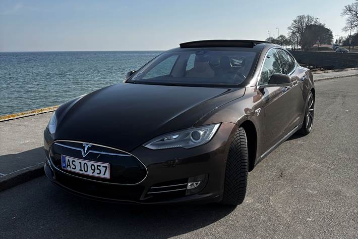 Brun Tesla Model S fra 2015