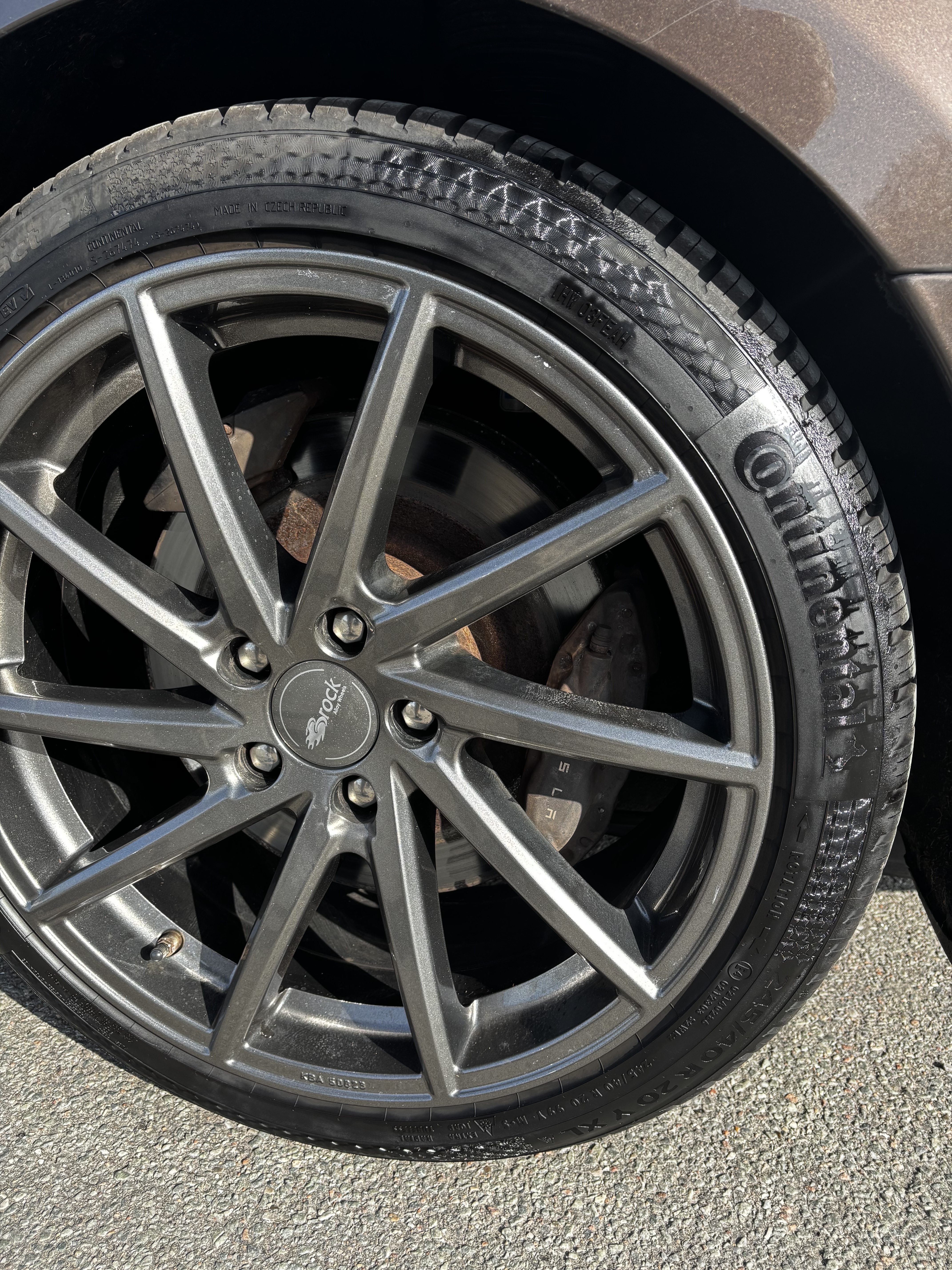 Brun Tesla Model S fra 2015