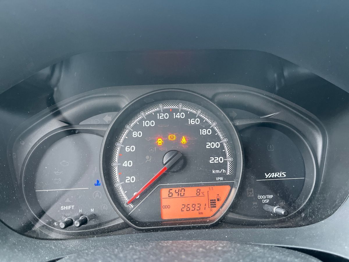 Blå Toyota Yaris fra 2017