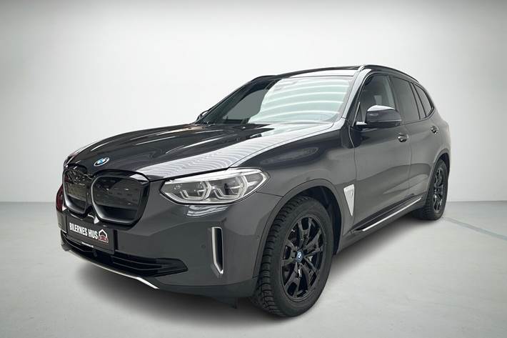 Grå BMW iX3 fra 2021