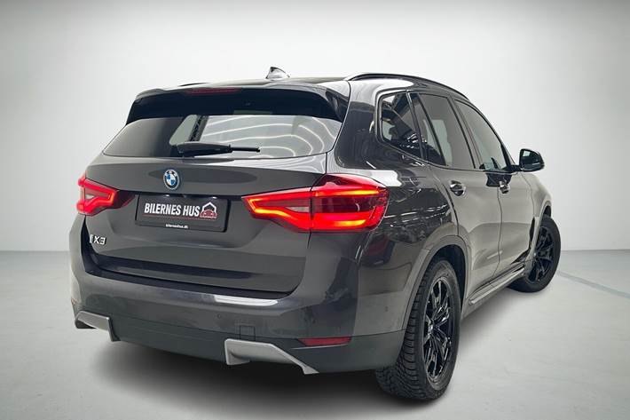 Grå BMW iX3 fra 2021