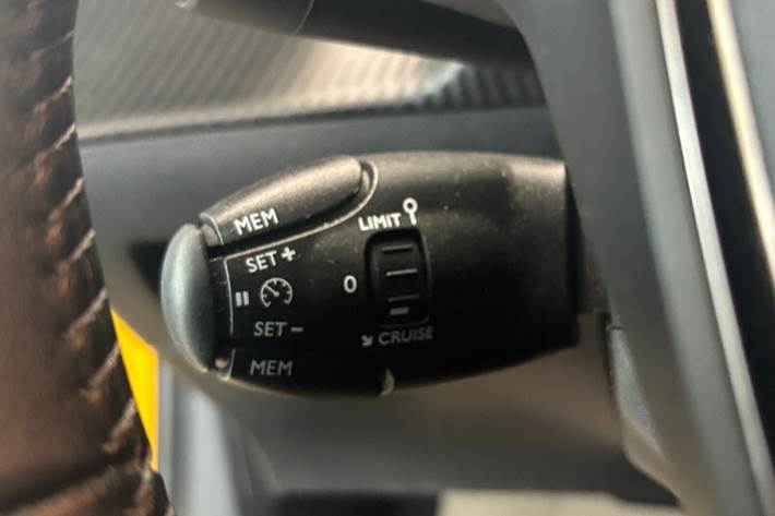 Gul Peugeot e-208 fra 2022