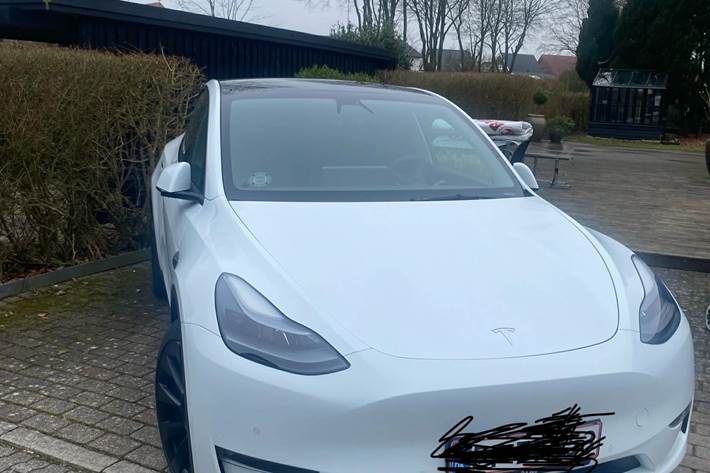 Hvid Tesla Model Y fra 2022