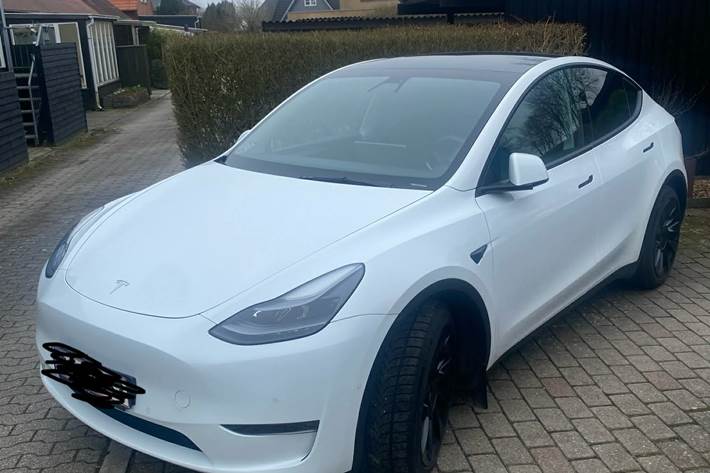 Hvid Tesla Model Y fra 2022