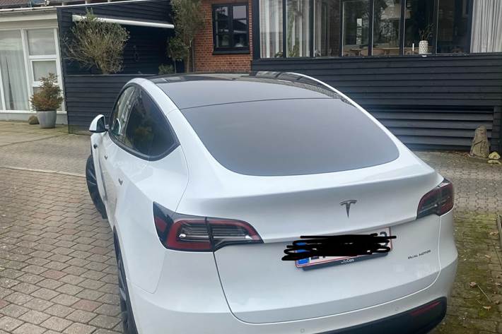 Hvid Tesla Model Y fra 2022