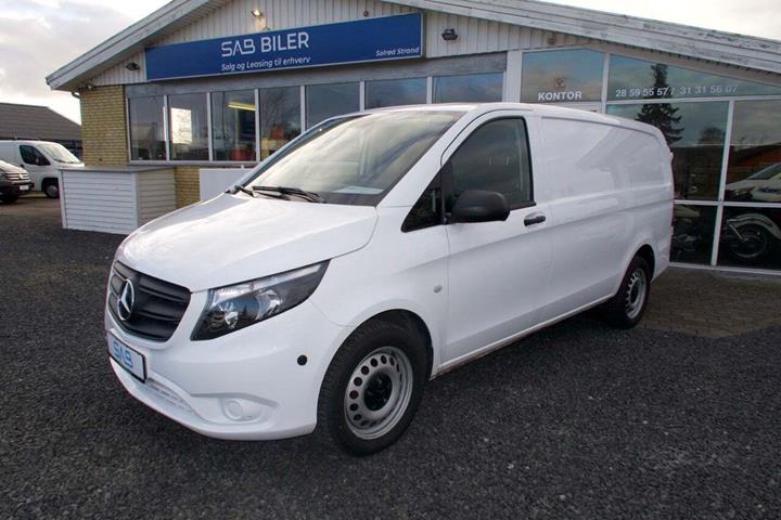 Hvid Mercedes Vito 114 fra 2024 set udefra