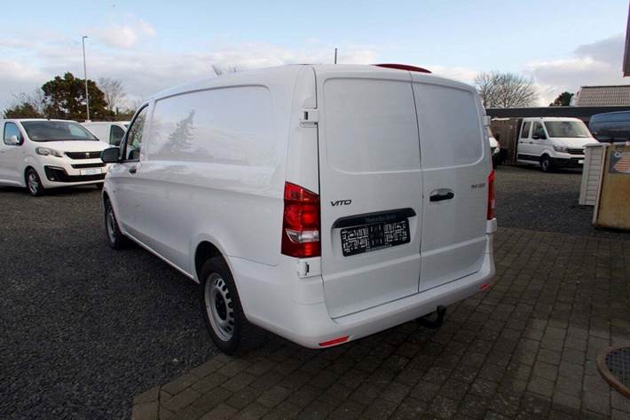 Hvid Mercedes Vito 114 fra 2024