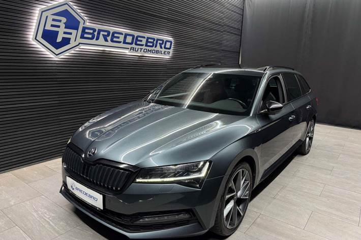 Grå Skoda Superb fra 2020