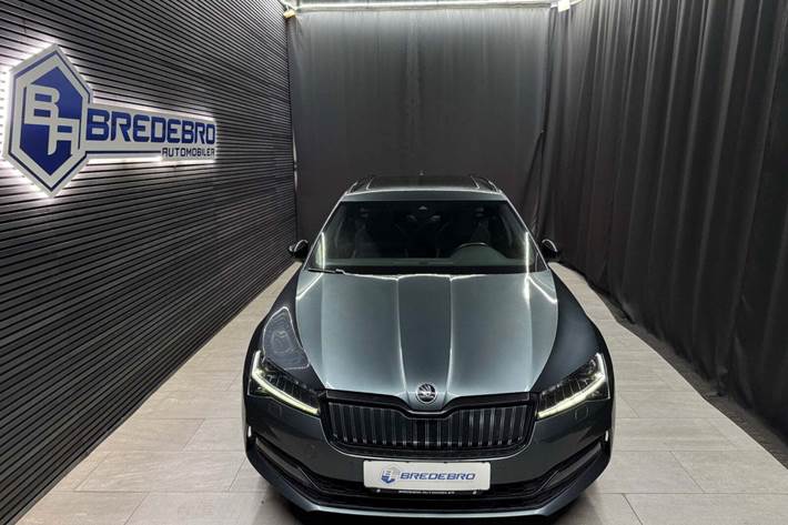 Grå Skoda Superb fra 2020