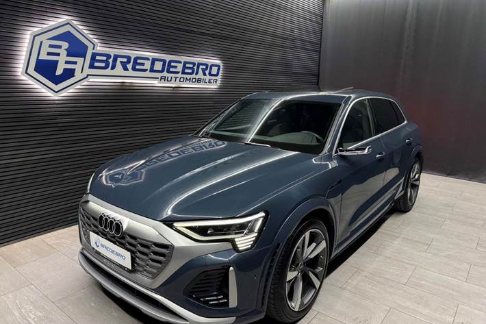Blå Audi SQ8 e-tron fra 2024