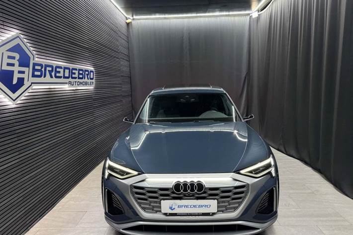 Blå Audi SQ8 e-tron fra 2024